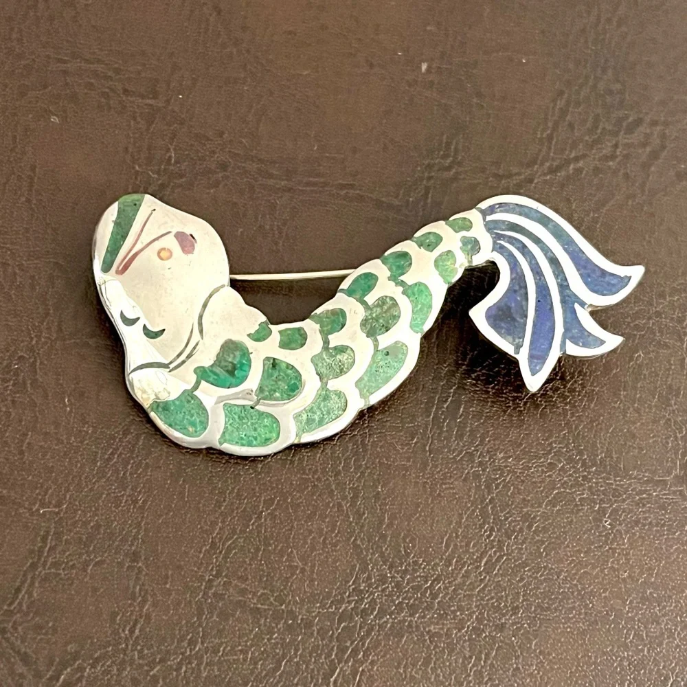 🟩SALE🟩 Vintage Signed Los Castillo sterling  crushed stone inlay fish pendant - Picture 3 of 10